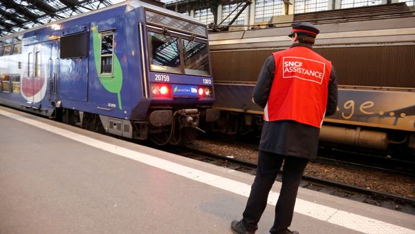 A staff member of French state-owned railway company SNCF stands on a platform inside the Gare de Lyon railway station in Paris, France, April 26, 2016 during a one-day strike by French railway unions workers to protest working conditions and wages. - Sputnik International