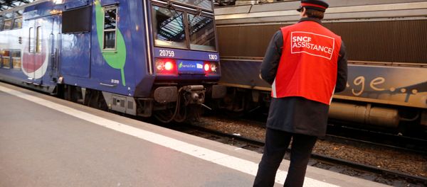 A staff member of French state-owned railway company SNCF stands on a platform inside the Gare de Lyon railway station in Paris, France, April 26, 2016 during a one-day strike by French railway unions workers to protest working conditions and wages. - Sputnik International