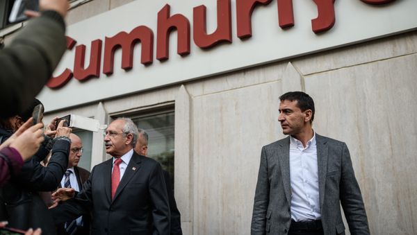 Kemal Kilicdaroglu (L) , leader of main opposition Republican People's Party (CHP) arrives to Cumhuriyet Newspaper's headquarters on November 29, 2015 in Istanbul - Sputnik International