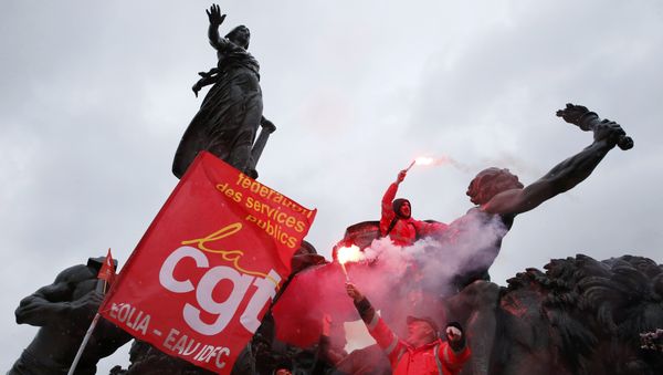 French CGT labour union workers hold safety flares as they stand on the statue of the Place de la Nation during a demonstration against the French labour law proposal in Paris. - Sputnik International