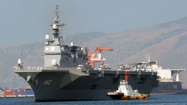 Japanese helicopter carrier Ise is towed as it prepares to dock at the former US naval base, Subic port, north of Manila on April 26, 2016. - Sputnik International