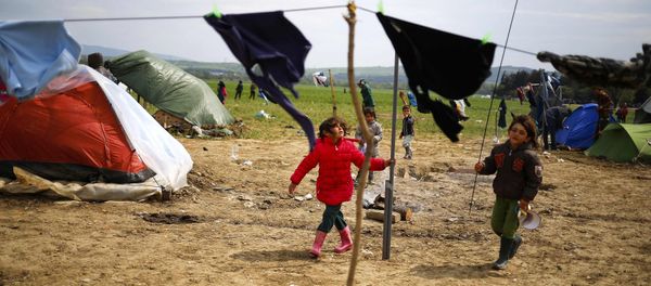 Children play during heavy winds at a makeshift camp for migrants and refugees at the Greek-Macedonian border near the village of Idomeni, Greece, April 11, 2016. Children play during heavy winds at a makeshift camp for migrants and refugees at the Greek-Macedonian border near the village of Idomeni, Greece, April 11, 2016. - Sputnik International
