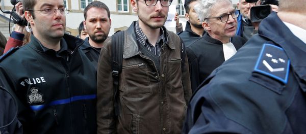 Former PricewaterhouseCoopers employee Antoine Deltour (C) and his lawyer William Bourdon (R) are escorted by police as they leave the court after the first day of the LuxLeaks trial in Luxembourg, April 26, 2016. Former PricewaterhouseCoopers employee Antoine Deltour (C) and his lawyer William Bourdon (R) are escorted by police as they leave the court after the first day of the LuxLeaks trial in Luxembourg, April 26, 2016. - Sputnik International