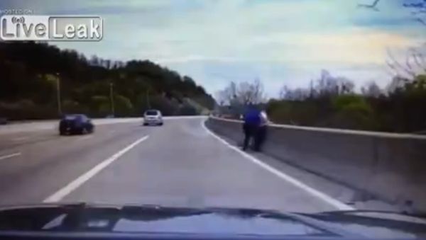Cop Stops a Desperate Man From Jumping Off Bridge - Sputnik International