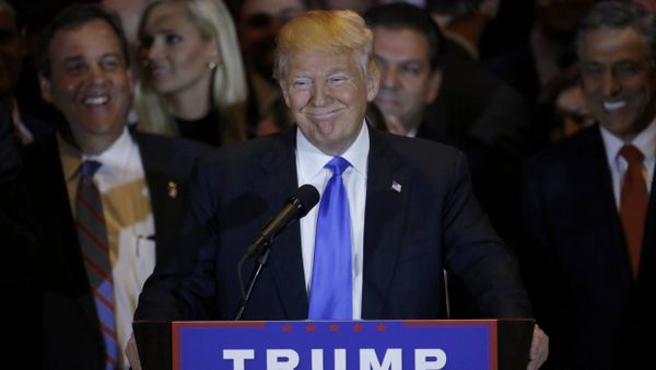 Republican US presidential candidate Donald Trump speaks, as New Jersey Governor Chris Christie (L) looks on, during Trump's five state primary night event in New York City, US, April 26, 2016 - Sputnik International