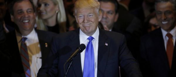 Republican US presidential candidate Donald Trump speaks, as New Jersey Governor Chris Christie (L) looks on, during Trump's five state primary night event in New York City, US, April 26, 2016 - Sputnik International