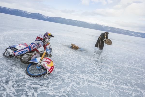 Daniil Ivanov and Shaman perform at the Red Bull Circle of Shaman in the Baikal lake, Russia on March 27th, 2016. - Sputnik International