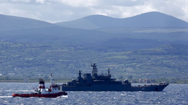 The Russian Navy's landing ship Alexander Otrakovsky sails in the Dardanelles, on its way to the Mediterranean Sea in Canakkale, Turkey, April 25, 2016. - Sputnik International