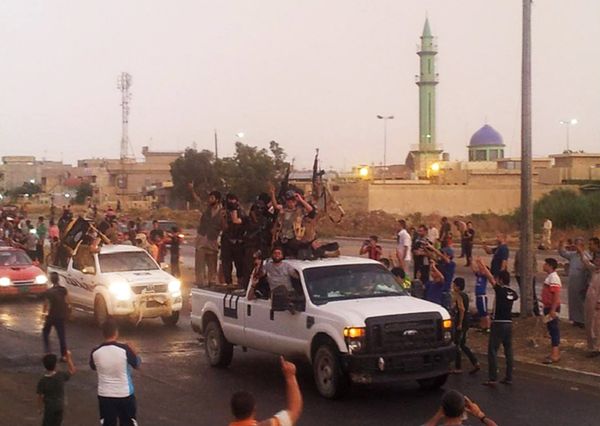 Fighters of the al-Qaida-inspired Islamic State of Iraq and the Levant (ISIL) parade in the northern city of Mosul, Iraq. (File) - Sputnik International