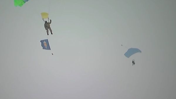 Russian and Belarusian paratroopers parachuted on a drifting floe near the North Pole - Sputnik International