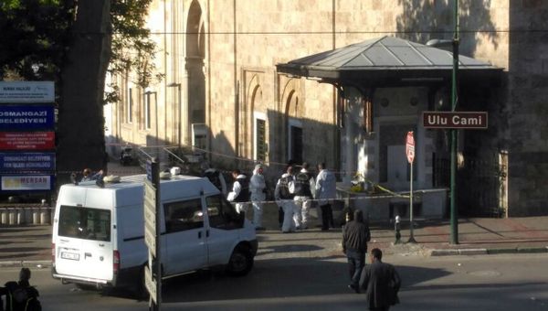 Security forensic officials work after an explosion outside the historical Ulu Cami in Bursa, Turkey, Wednesday, April 27, 2016. - Sputnik International
