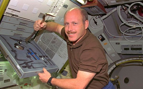 Astronaut Kenneth D. Bowersox and his instruments Astronaut Kenneth D. Bowersox and his instruments - Sputnik International