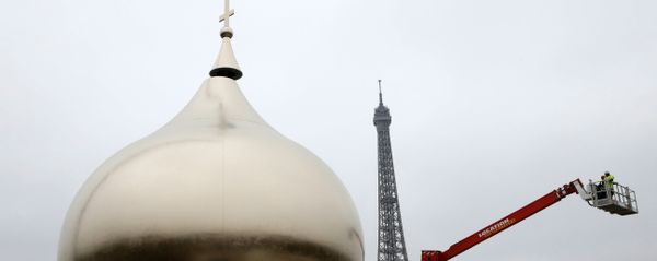 A crane transports a cross to be placed on one of the domes of the future Russian orthodox cathedral Sainte-Trinite at the Quai Branly, near the Eiffel Tower, central Paris, on March 19, 2016. - Sputnik International