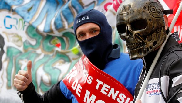 French labour union workers attend a demonstration against the French labour law proposal in Marseille, France, as part of a nationwide labor reform protests and strikes, April 28, 2016. - Sputnik International