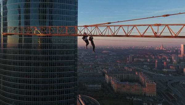 Thrill Seeking in Moscow: Daredevils Climb a Crane - Sputnik International