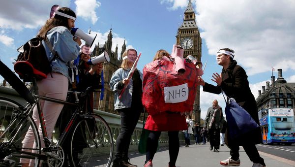 Junior doctors take part in a strike near St Thomas' Hospital in London, Britain April 27, 2016. - Sputnik International
