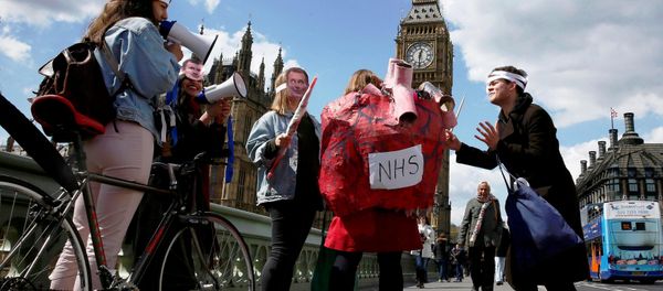 Junior doctors take part in a strike near St Thomas' Hospital in London, Britain April 27, 2016. Junior doctors take part in a strike near St Thomas' Hospital in London, Britain April 27, 2016. - Sputnik International