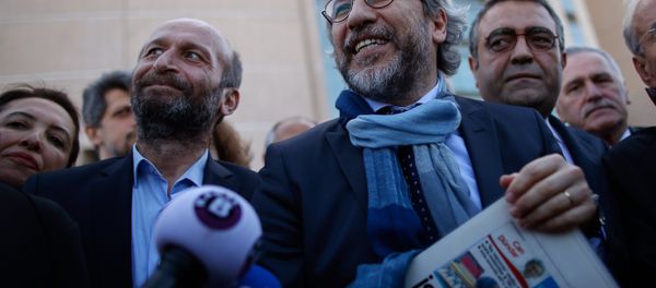 Can Dundar, the editor-in-chief of opposition newspaper Cumhuriyet, right, and Erdem Gul, the paper's Ankara representative, left, speak to the media before the start of their trial in Istanbul - Sputnik International