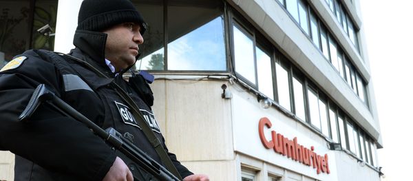 A police officer stands guard at the entrance of Cumhuriyet, the leading pro-secular Turkish newspaper, in Istanbul, Turkey - Sputnik International