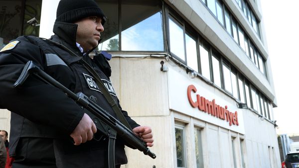 A police officer stands guard at the entrance of Cumhuriyet, the leading pro-secular Turkish newspaper, in Istanbul, Turkey - Sputnik International