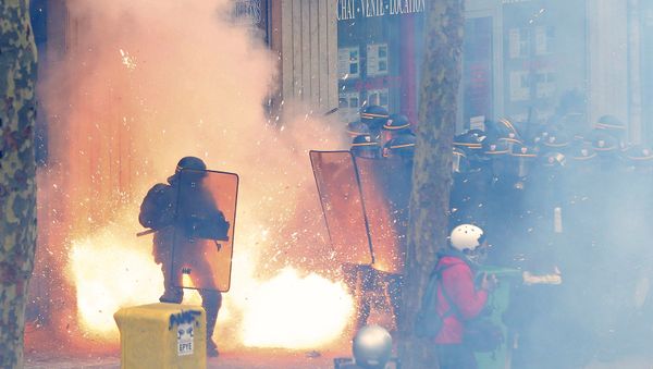 French riot police officers (CRS) face protestors during clashes during a demonstration against the French labour law proposal in Paris, France, as part of a nationwide labor reform protests and strikes, April 28, 2016. French riot police officers (CRS) face protestors during clashes during a demonstration against the French labour law proposal in Paris, France, as part of a nationwide labor reform protests and strikes, April 28, 2016. - Sputnik International