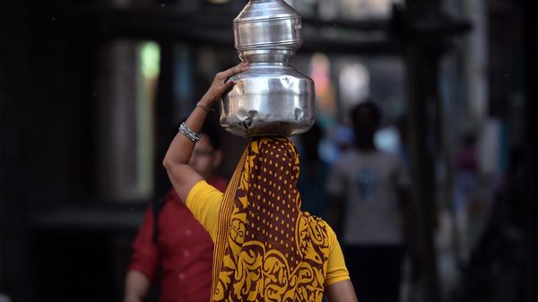 An Indian woman carries drinking water containers An Indian woman carries drinking water containers - Sputnik International