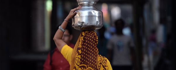 An Indian woman carries drinking water containers - Sputnik International