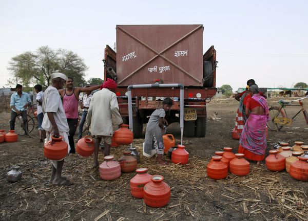 People fill their containers with water from water at n Indian a village - Sputnik International