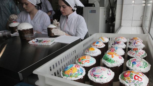 With the Orthodox Easter holiday quickly approaching, confectioners from the Presidential Property Management Department shared their special recipes for the traditional Easter cake made for Vladimir Putin and taught journalists how to make it. - Sputnik International