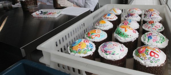 With the Orthodox Easter holiday quickly approaching, confectioners from the Presidential Property Management Department shared their special recipes for the traditional Easter cake made for Vladimir Putin and taught journalists how to make it. - Sputnik International
