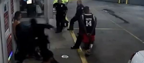 Cop beats handcuffed woman - Sputnik International