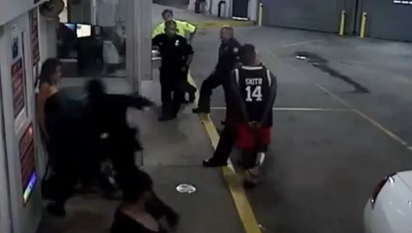 Cop beats handcuffed woman - Sputnik International