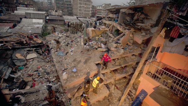 Rescuers work at the site of a building collapse in Nairobi, Kenya, Saturday, April 30, 2016 - Sputnik International