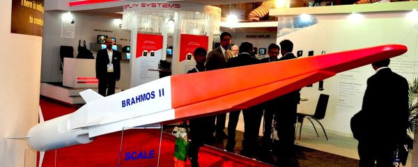 The Indo-Russian BrahMos II hypersonic cruise missile (pictured here at Defexpo 2014) is the export variant of the Russian 3M22 Zircon missile - Sputnik International