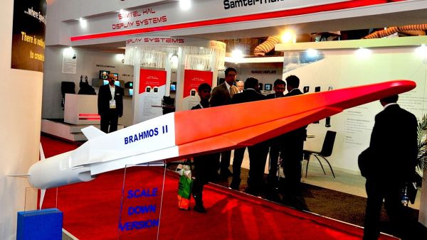 The Indo-Russian BrahMos II hypersonic cruise missile (pictured here at Defexpo 2014) is the export variant of the Russian 3M22 Zircon missile - Sputnik International