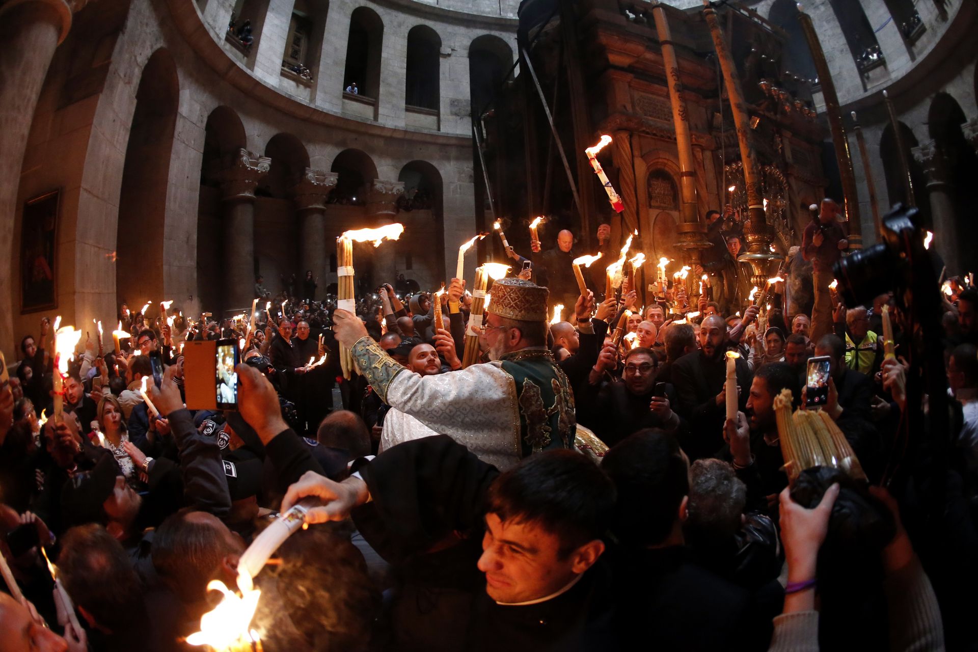 Holy Fire Descends at Church of Holy Sepulcher in Jerusalem Holy Fire Descends at Church of Holy Sepulcher in Jerusalem - Sputnik International, 1920, 01.05.2021