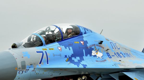 Ukrainian President Petro Poroshenko right, sits inside a Su-27 fighter before his flight in Zaporizhzhya, Ukraine Wednesday,Oct. 14, 2015 - Sputnik International