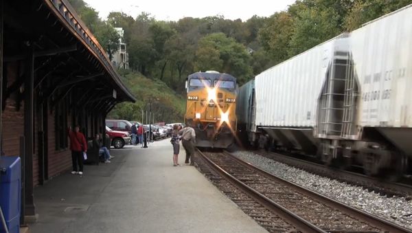 Guy Almost hit by Train - Sputnik International