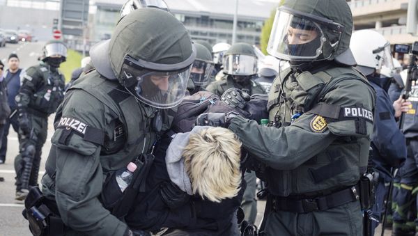 Police detain a leftist demonstrator on the occasion of a party convention of the Alternative for Germany, or AfD, in Stuttgart, Germany Saturday, April 30, 2016 Police detain a leftist demonstrator on the occasion of a party convention of the Alternative for Germany, or AfD, in Stuttgart, Germany Saturday, April 30, 2016 - Sputnik International