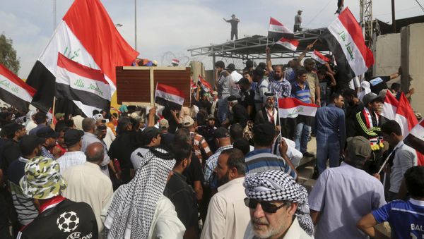 Supporters of Shiite cleric Muqtada al-Sadr walk over the blast walls surrounding Baghdad's highly fortified Green Zone Saturday, April 30, 2016 Supporters of Shiite cleric Muqtada al-Sadr walk over the blast walls surrounding Baghdad's highly fortified Green Zone Saturday, April 30, 2016 - Sputnik International