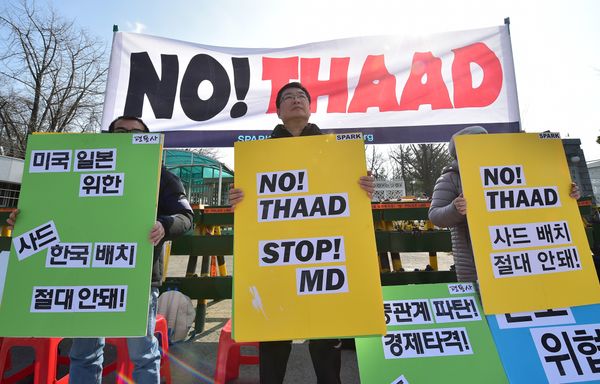 Anti-war activists hold placards during a rally against talks on deployment of the US-built Terminal High Altitude Area Defense, THAAD, outside South Korea's defence ministry in Seoul on March 4, 2016 - Sputnik International