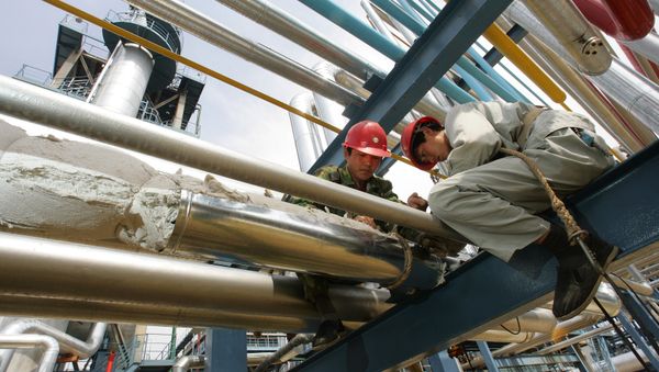 Workers repair pipes at the Yanlian Oil Refinery in Yan'an, 25 May 2005, north of Xian in western China's Shaanxi province Workers repair pipes at the Yanlian Oil Refinery in Yan'an, 25 May 2005, north of Xian in western China's Shaanxi province - Sputnik International