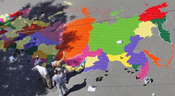 Graffiti artists paint a map of Russia in front of the building of Moscow State Mapping and Geodesy University Graffiti artists paint a map of Russia in front of the building of Moscow State Mapping and Geodesy University - Sputnik International