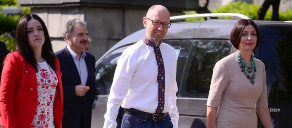 Arseniy Yatsenyuk with easter basket - Sputnik International