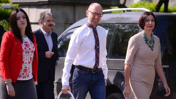 Arseniy Yatsenyuk with easter basket - Sputnik International