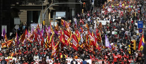 People march during a May Day rally in the center of Barcelona, Spain, Sunday, May 1, 2016 - Sputnik International