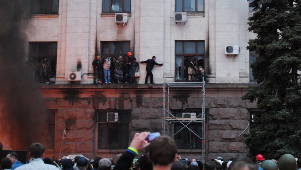 People escaping onto the siding during the fire in the Trade Unions Building in Odessa People escaping onto the siding during the fire in the Trade Unions Building in Odessa - Sputnik International