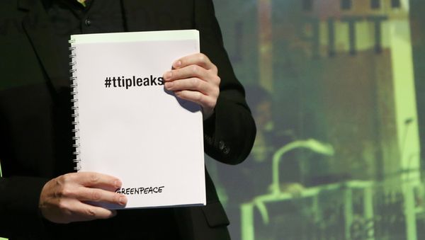Volker Gassner of the environmental campaign group Greenpeace holds a copy of the leaked TTIP negotiations during a news conference in Berlin, Germany, May 2, 2016 - Sputnik International
