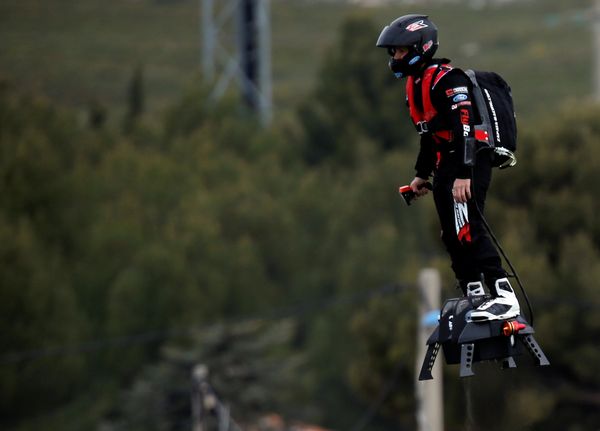 Pilot and jet  ski champion Franky Zapata breaks the Guiness World Records of the farthest flight by hoverboard - Sputnik International