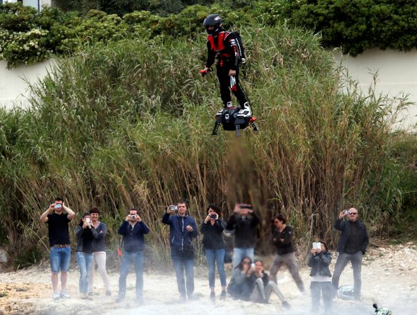 Jet ski champion Franky Zapata breaks the Guiness World Records of the farthest flight by hoverboard with the IPU Flyboard Air after covering a distance of 2,252 meters with an average speed of 50-60km/h in southern France - Sputnik International